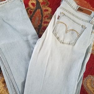 Like new Levi's demi curve jeans